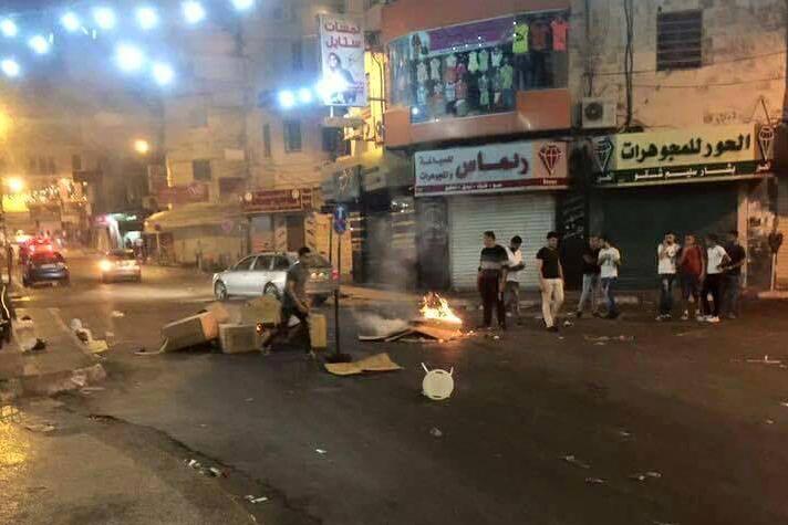 خمس إصابات في اشتباكات بين قوات الأمن  وأصحاب البسطات في نابلس